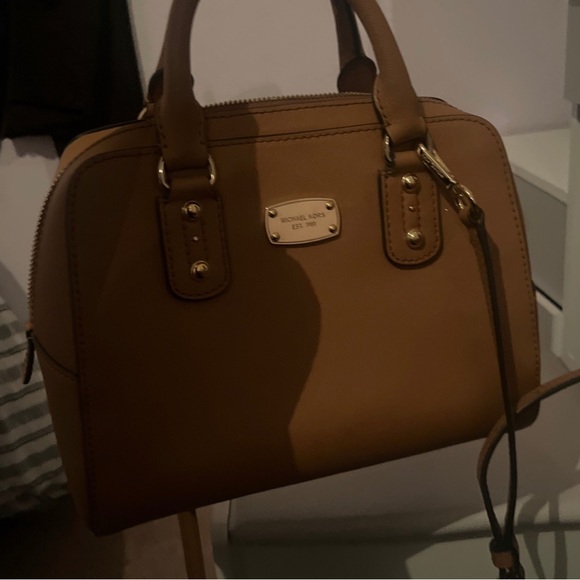 Brown Michael Kors bag. Normal sized bag. Fits a lot of stuff in it - Picture 4 of 6